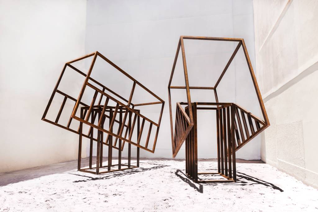 Grátis: intervenção artística de Raul Mourão ocupa orla do Leblon