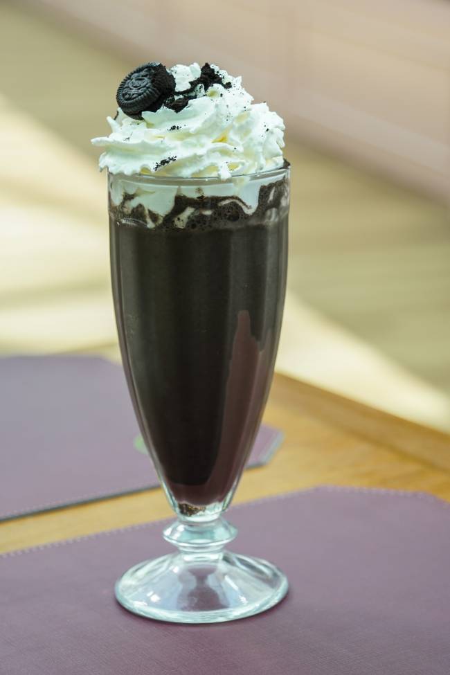 Shake Oreo MIchel Ângelo A imagem mostra um milk-shake finalizado com biscoito Oreo
