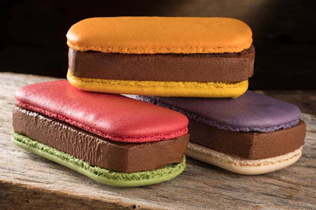 Toutsie A imagem mostra três sanduíches coloridos com macaron e recheio de sorvete