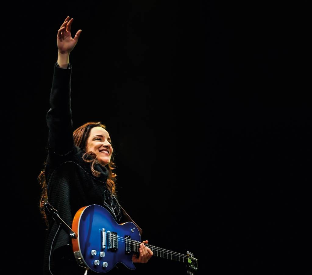 Um pandeiro, um violão: Ana Carolina privilegia a percussão em novo show