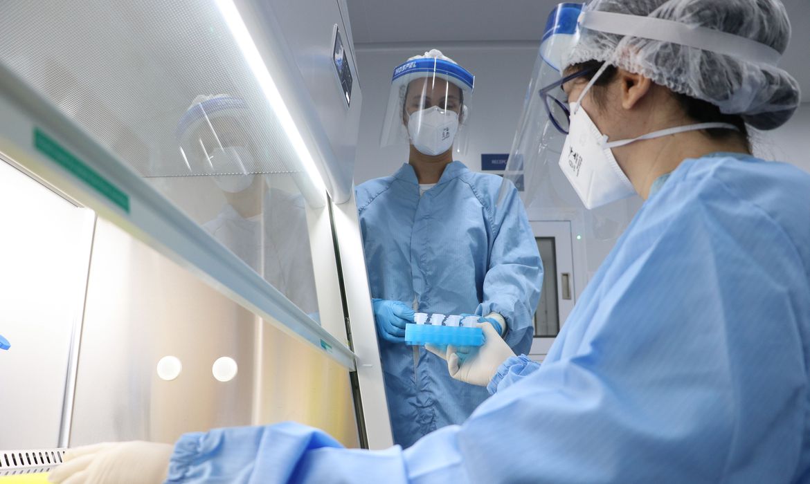 A imagem mostra dois técnicos em laboratório