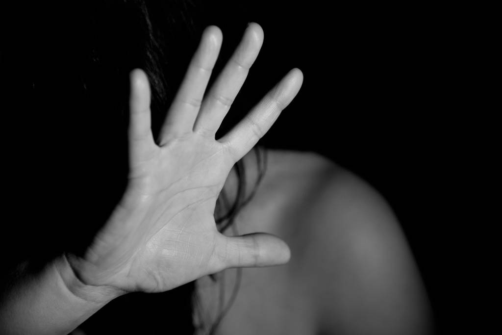 Mais de noventa mulheres, em média, sofrem agressões diariamente no Rio