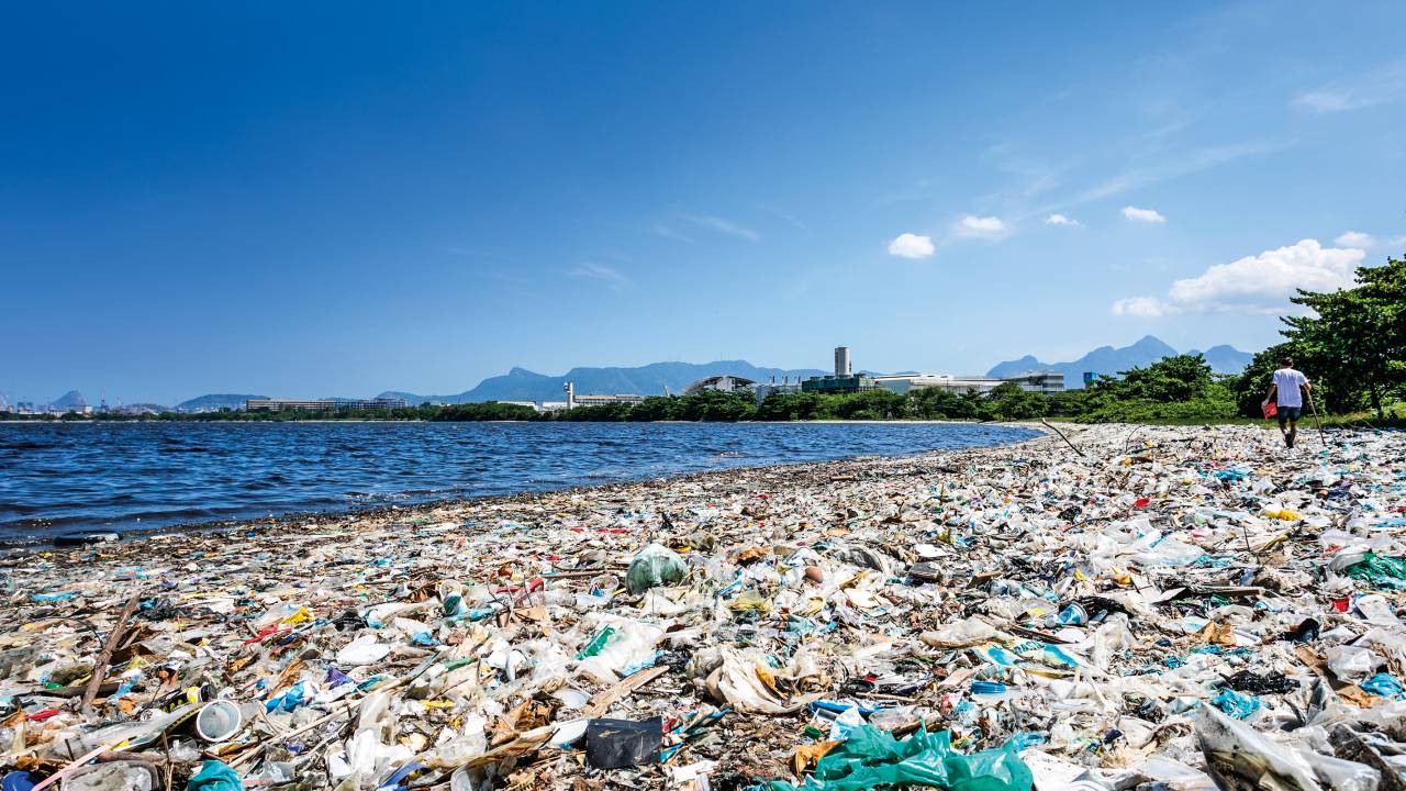 Praia fica lotada com resíduos descartáveis