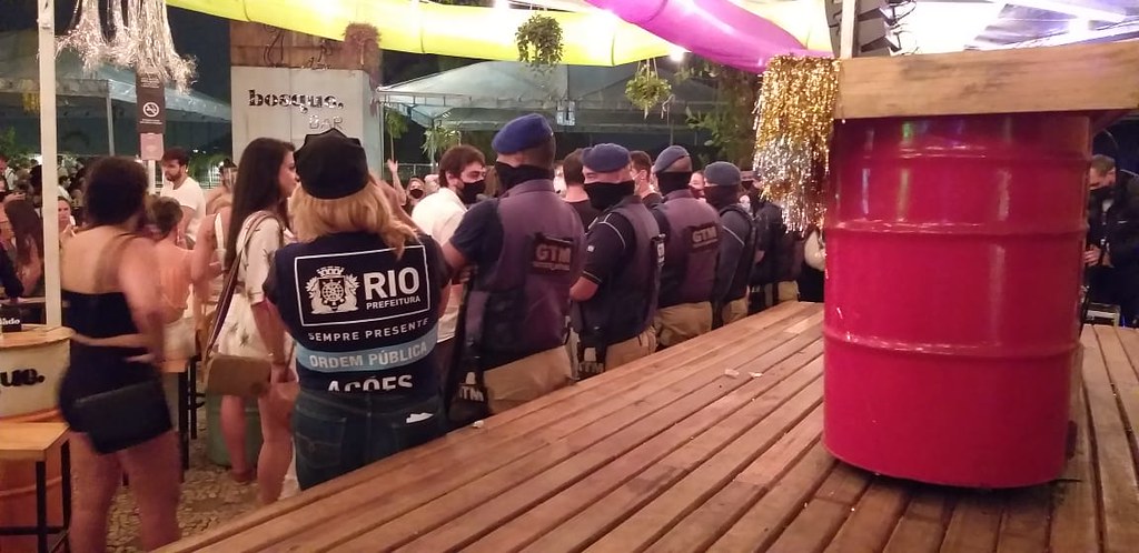 Policiais interditam estabelecimento