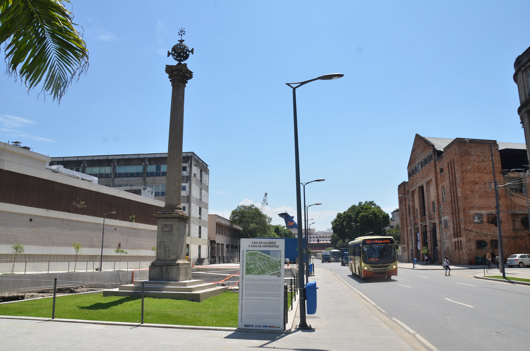 Cais da regi&atilde;o portu&aacute;ria