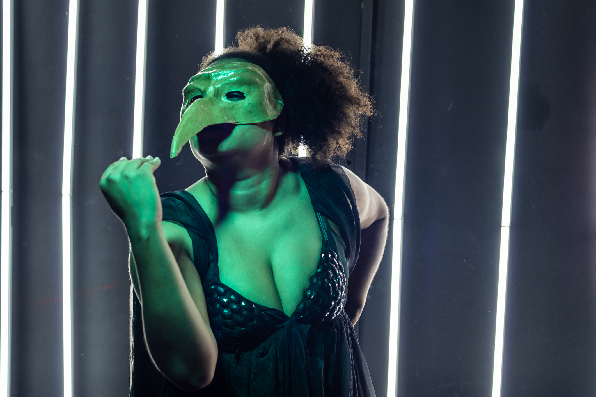 Atriz com m&aacute;scara de pantale&atilde;o (nariz pontudo)