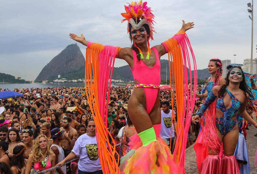 “Sargento Covid”: mensagem nas redes brinca com nomes de blocos do Rio