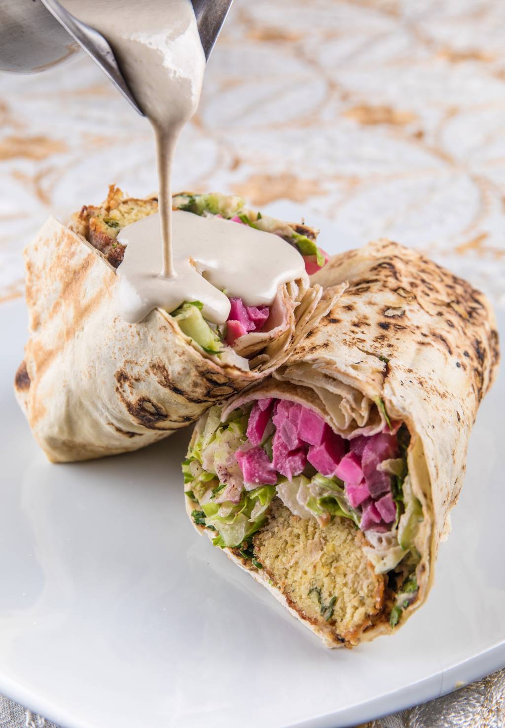 Amir_Sanduíche de Falafel_CredTomasRangel sanduíche de faláfel