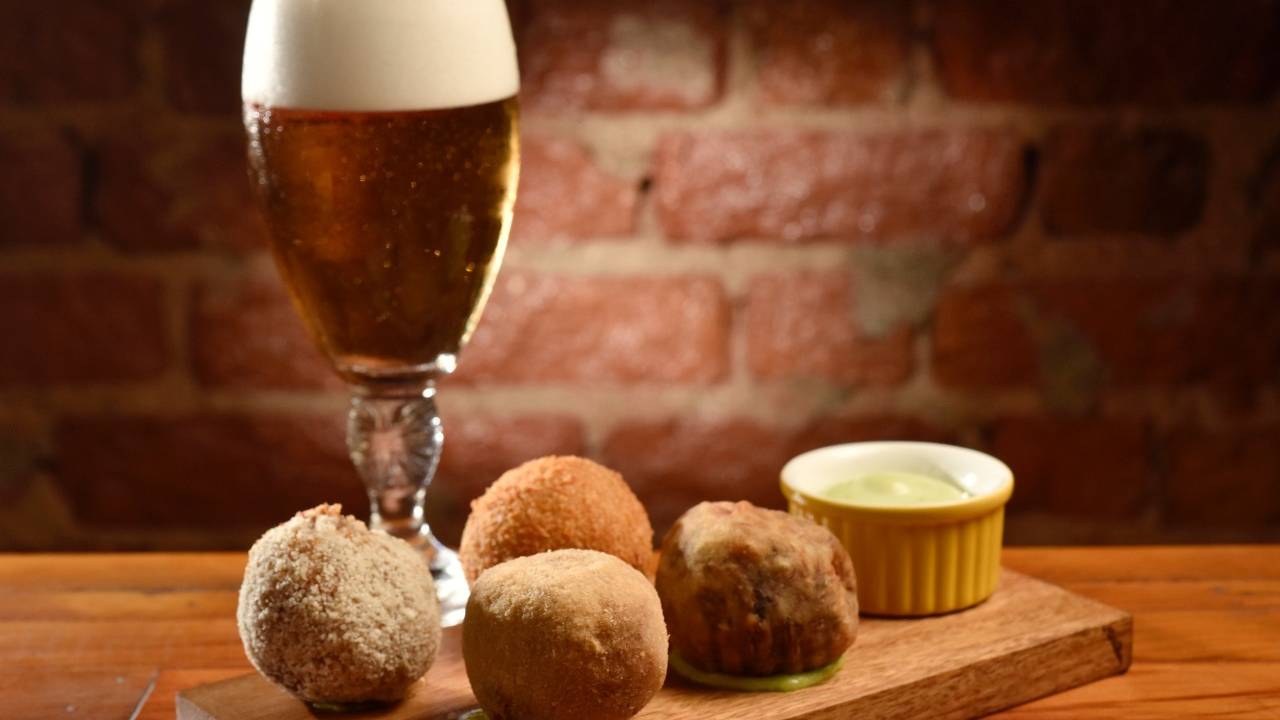bolinhos com grão-de-bico e bacalhau