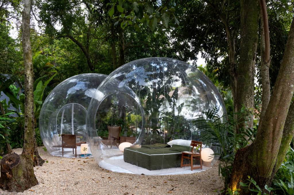 DIEGO RAPOSO_MANUELA SIMAS- JARDIM SECRETO-001 Bolha gigante no meio do jardim com cama e poltronas dentro dela