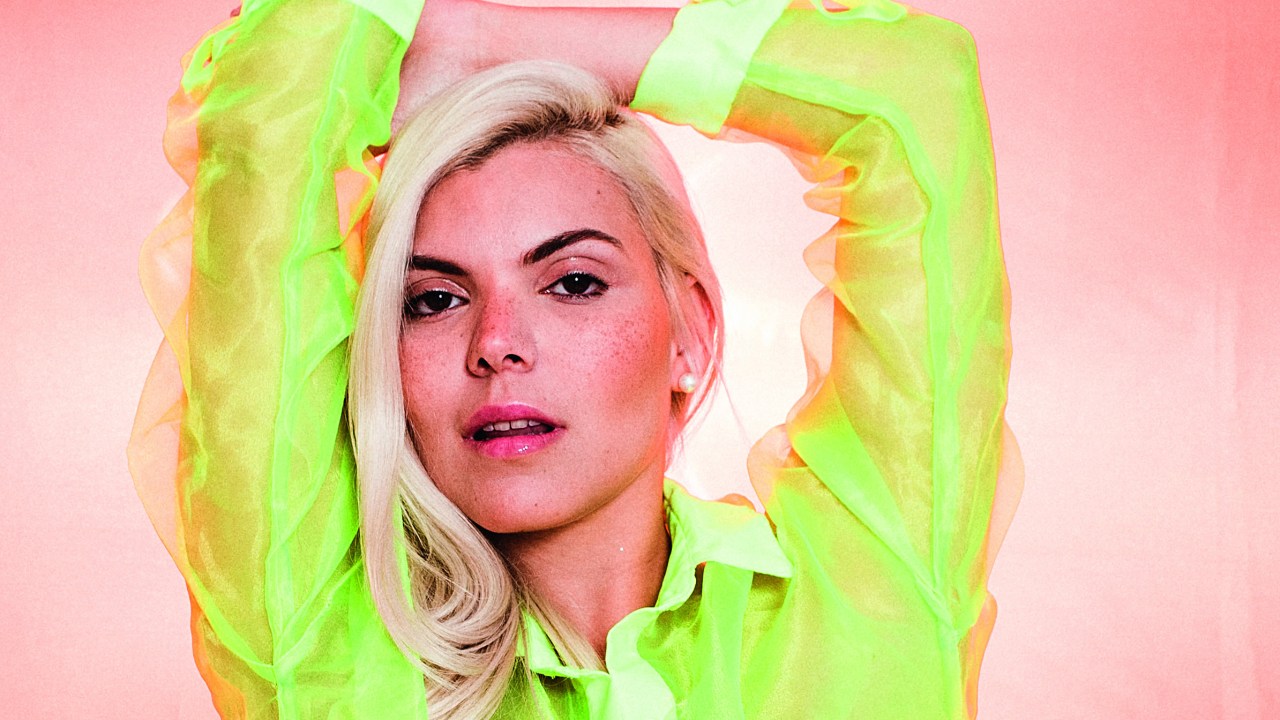 Duda Beat com os braços para cima