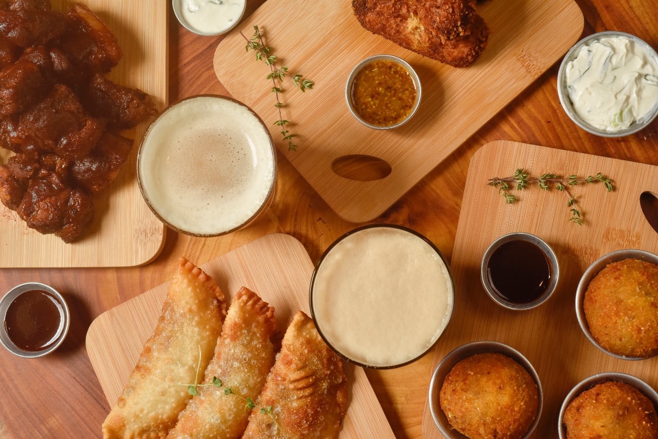 t&aacute;bua com chope, pastel, carne