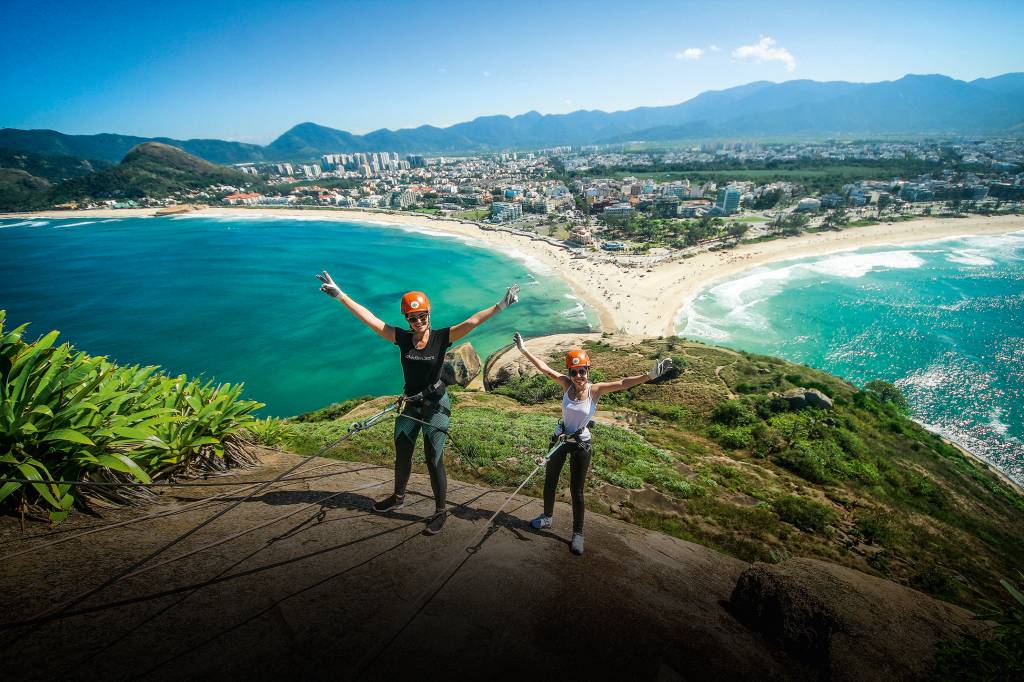 Pedra do Pontal ganha rapel para descida de 30 metros de altura