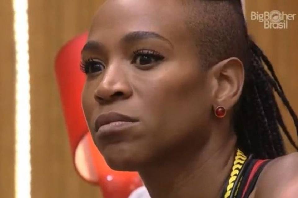 Mulher negra faz expressão séria