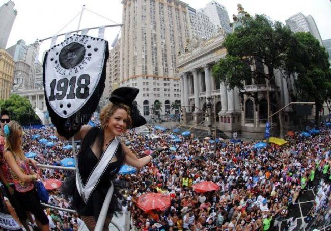 Sábado de carnaval, dia em que faria seu desfile, Bola Preta faz baile virtual direto do Teatro Rival, com participação de Leandra Leal.