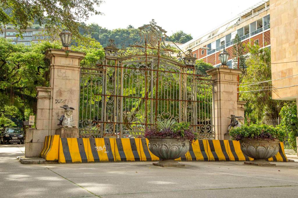 Portão Parque Guinle – antes da restauração _ (1) Portão de ferro deteriorado