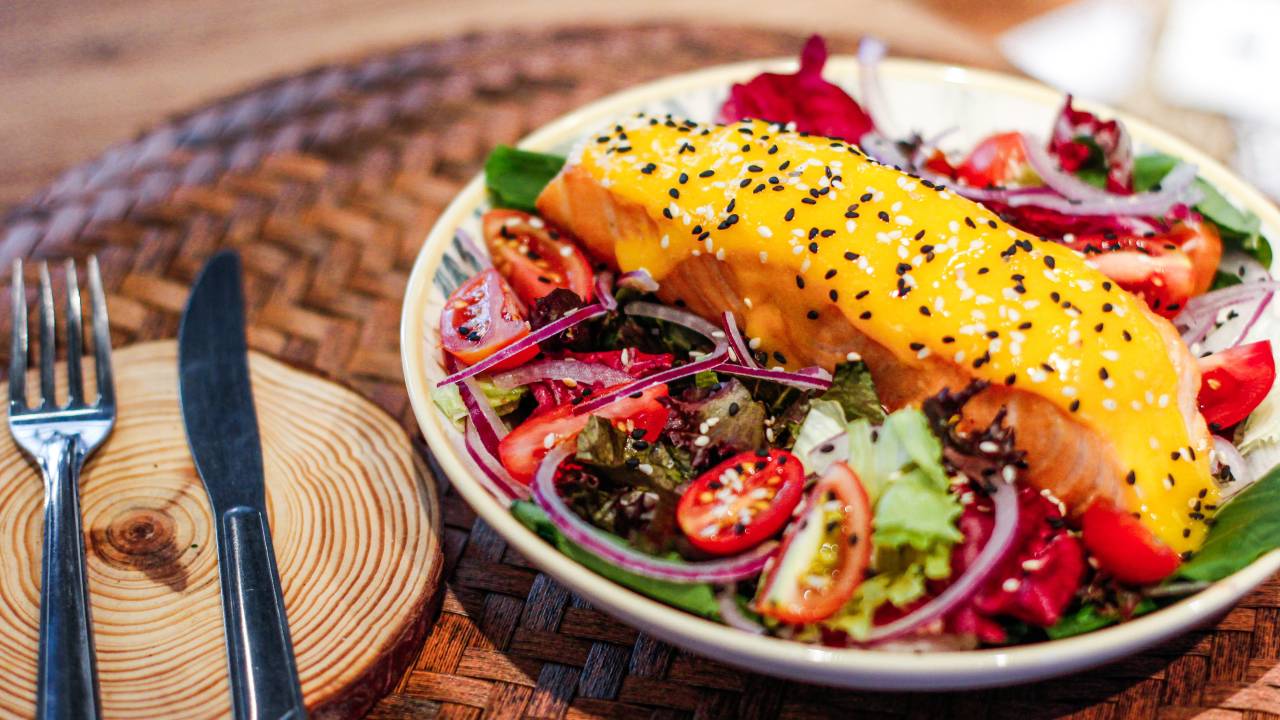 salmão tropical com salada