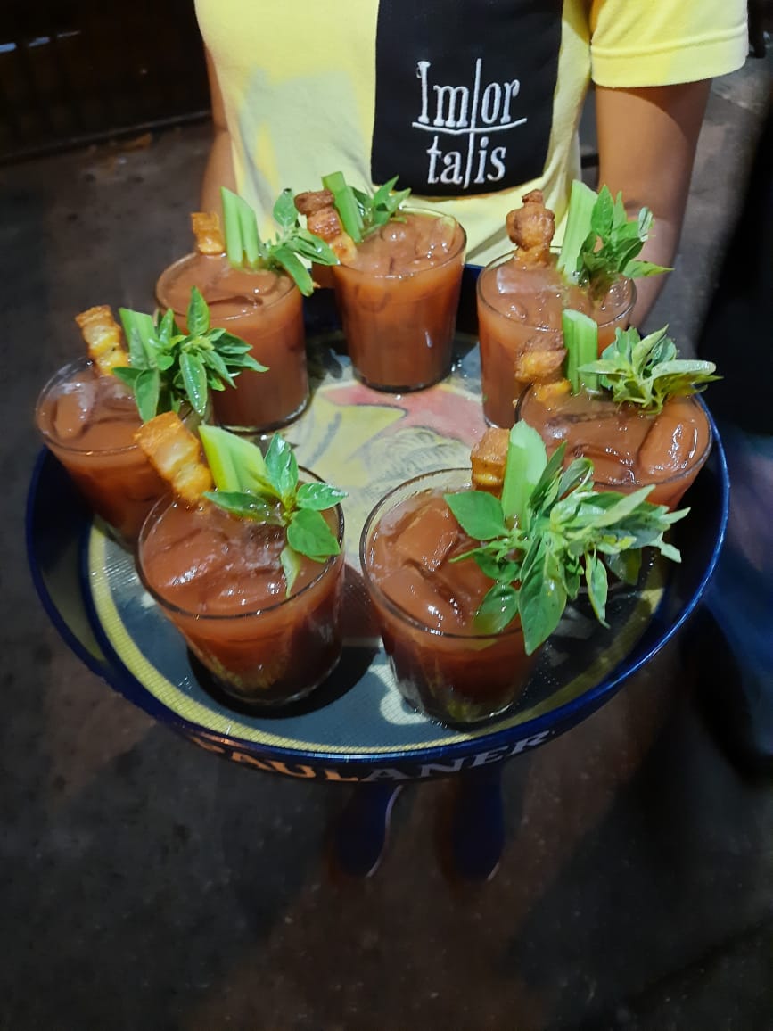 Os Bloody Marys do Imortais, com torresmo ao lado do aipo: sa&uacute;de e sustan&ccedil;a.