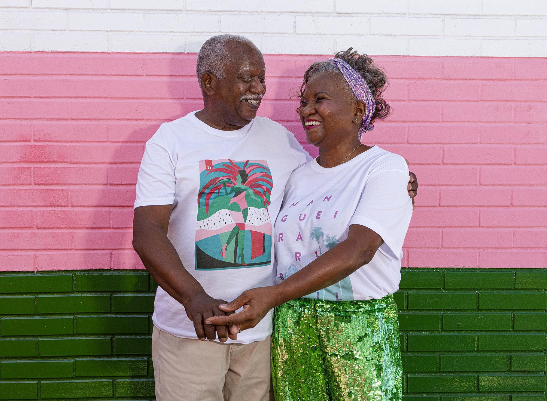 a imagem mostra camisas da Mangueira