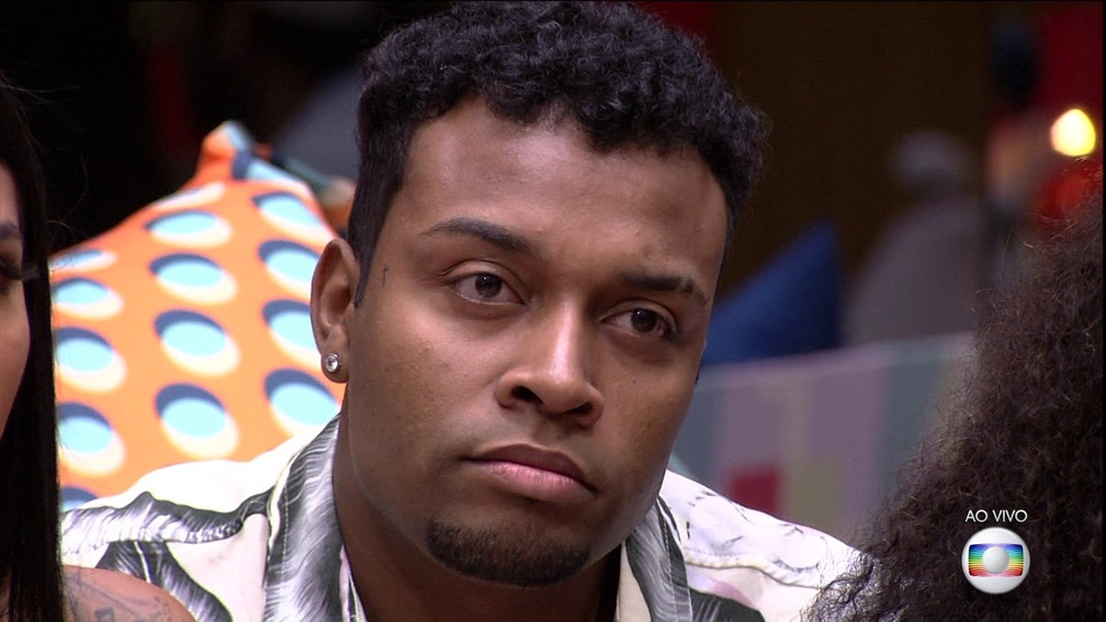 Homem negro faz expressão séria