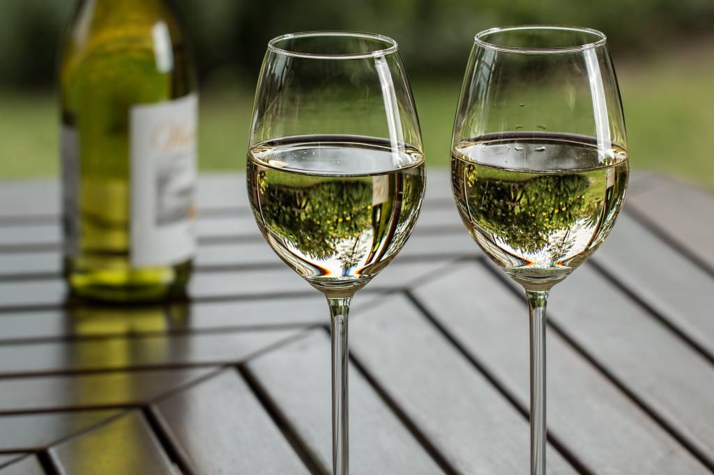 No tilintar das taças: busca por vinhos brancos subiu 134% pelos cariocas