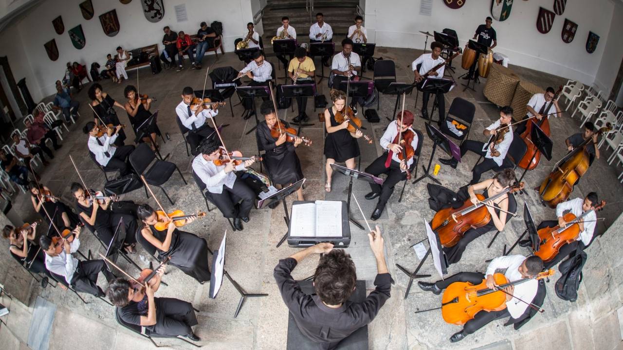 Orquestra tocando em varanda de museu