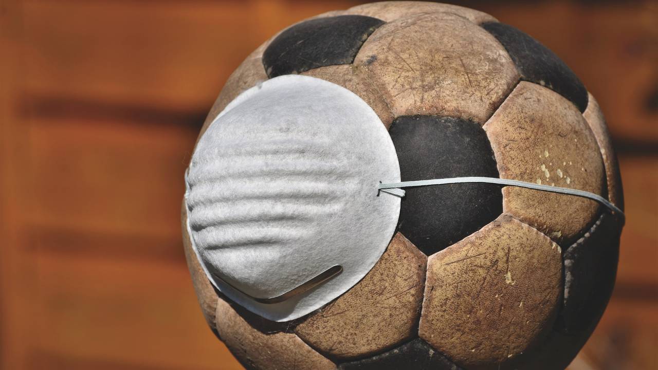 Bola de futebol com máscara