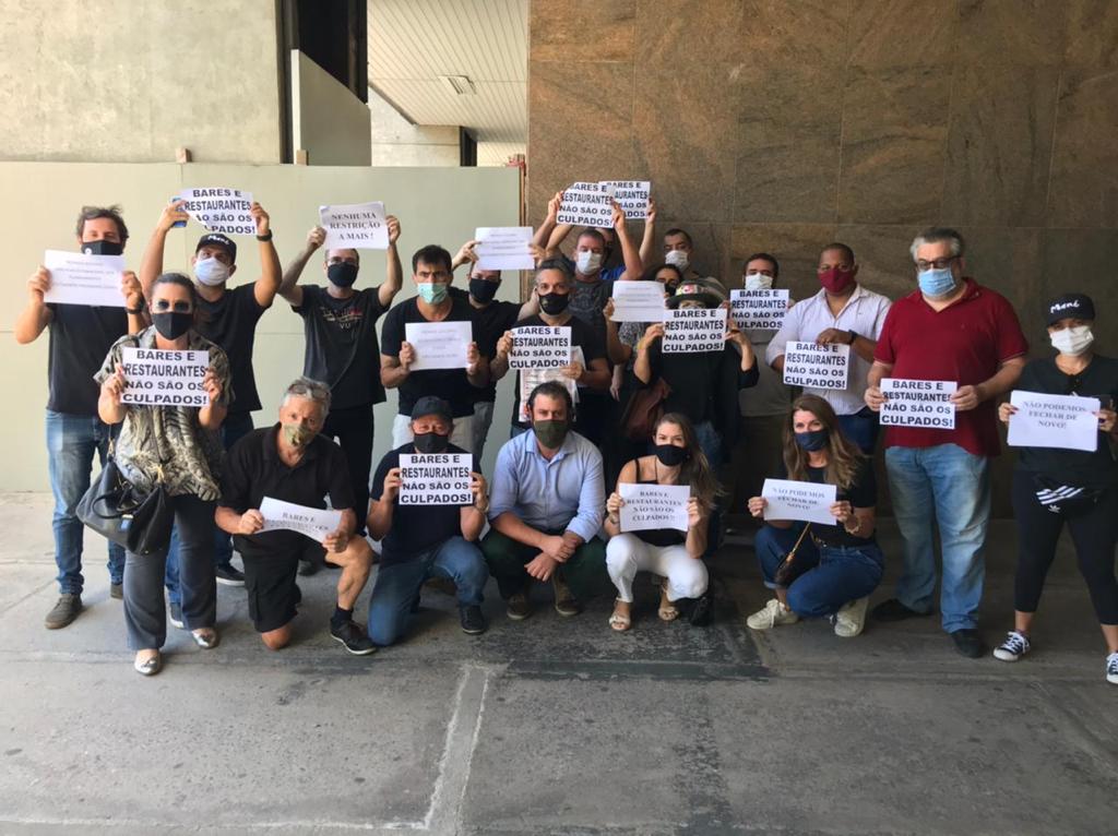 Coronavírus: ‘Não somos culpados’, protestam donos de restaurantes