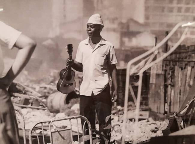 casa carioca morro do pinto Morador resgata seu cavaquinho depois do incêndio no Morro do Pinto, até hoje investigado como criminoso. A destruição pelo fogo deixou centenas de desabrigados nos anos 1960 e possibilitou a construção do condomínio Selva de Pedra, no Leblon. Reprodução de Alexandre Gomes