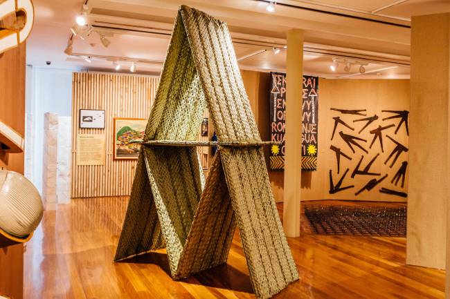 casa carioca4 Vista da mostra, com trabalho de Martha Niklaus em primeiro plano e obras de Xadalu e José Rufino (direita) ao fundo
