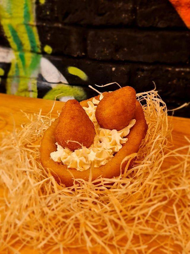 O coelhinho “tá on”: bar da Tijuca lança ovo de Páscoa de coxinha