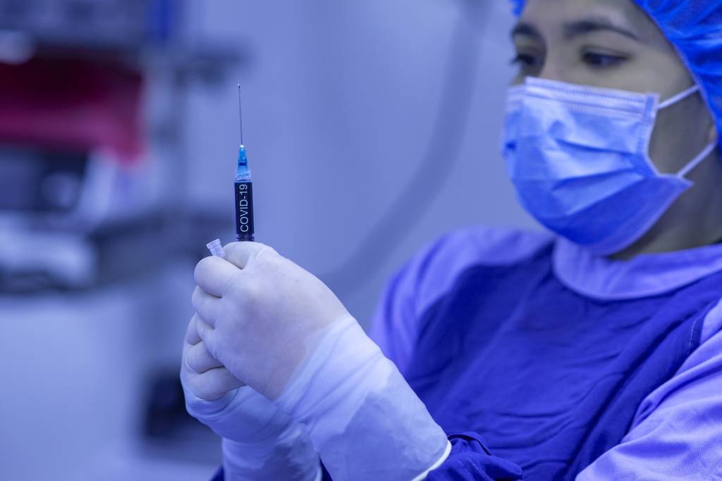 Rio antecipa intervalo da dose de reforço contra Covid para quatro meses