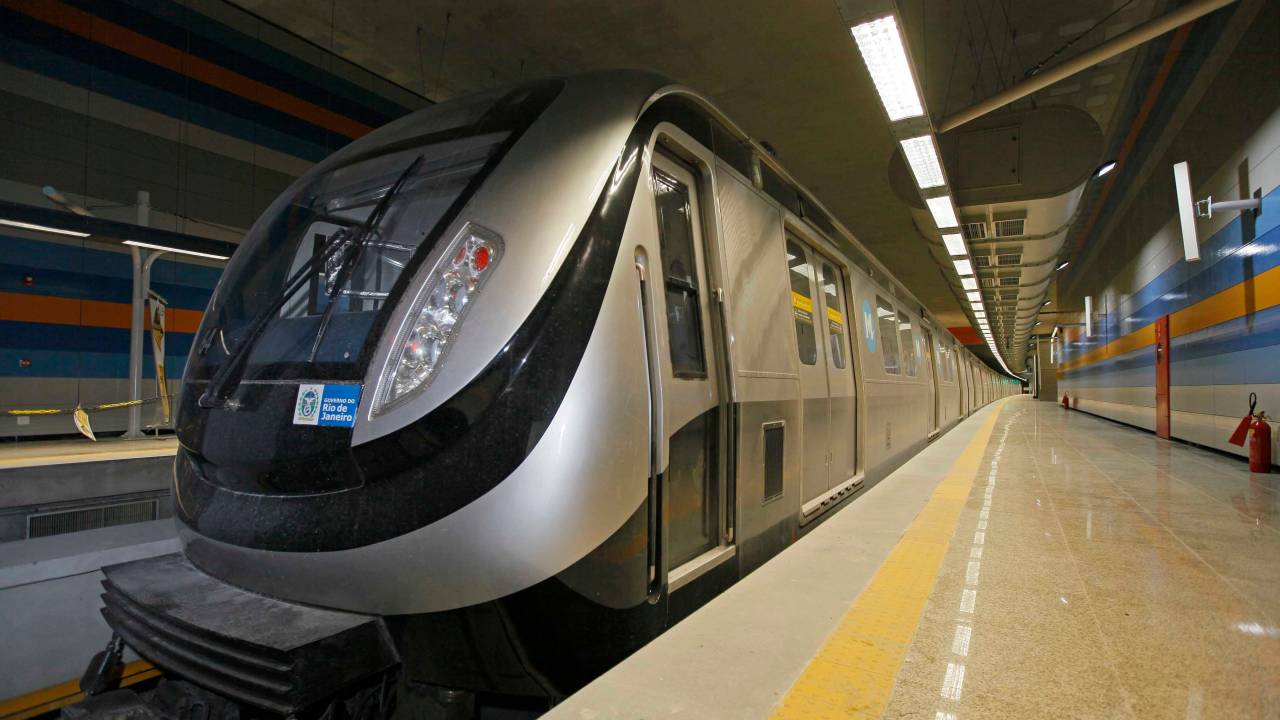 A imagem mostra um vagão do metrô parado na estação de portas fechadas e sem nenhuma pessoa ao redor