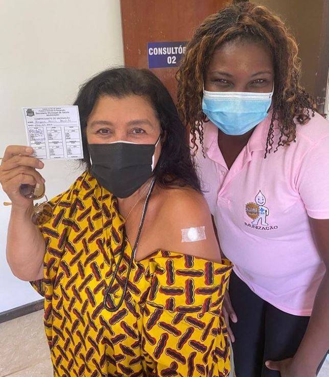 Rapte-me camaleoa: Regina Casé é vacinada contra Covid-19 em Mangaratiba