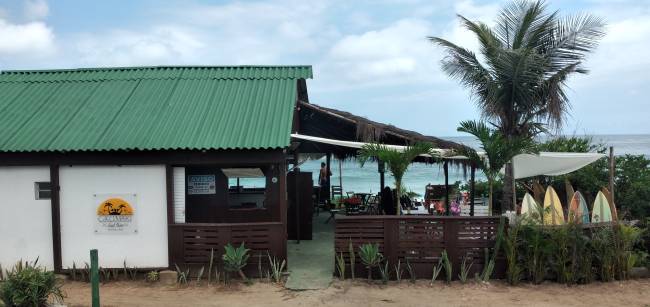 O Grumari Surf Bar oferece aluguel de pranchas, aula de surf, briquedoteca, além dos eventos de música que foram interrompidos com a pandemia.