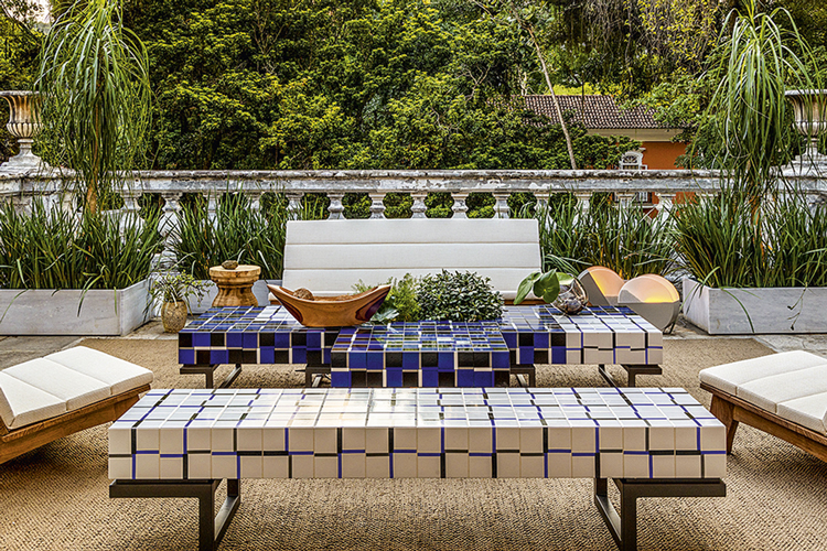 Azulejos decorativos são protagonistas em peças de mobiliário