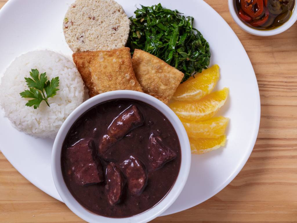 Deli 43 – Feijoadinha Deli 43: feijoadinha com minipastéis