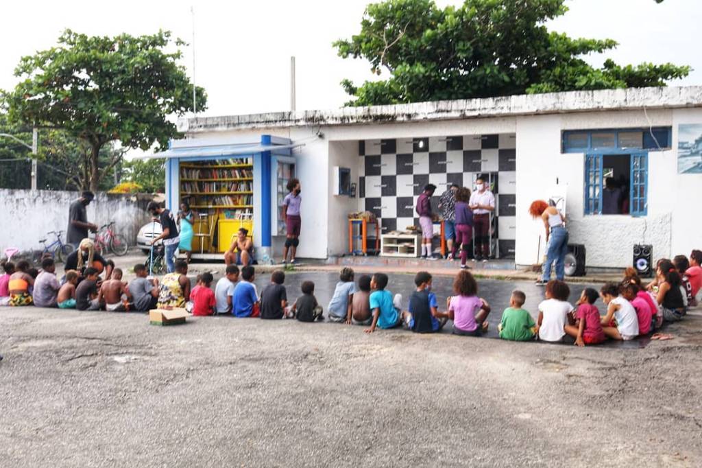 Invasão dos livros: posto da PM é transformado em biblioteca comunitária