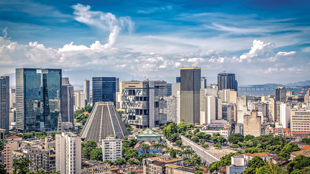Imagem mostra prédios do Centro do Rio de Janeiro, como a Catedral Metropolitana, à direita da foto