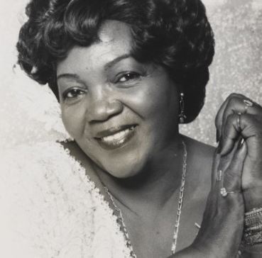 Dona Ivone Lara Foto em preto e branco da cantora Ivone Lara sorrinco