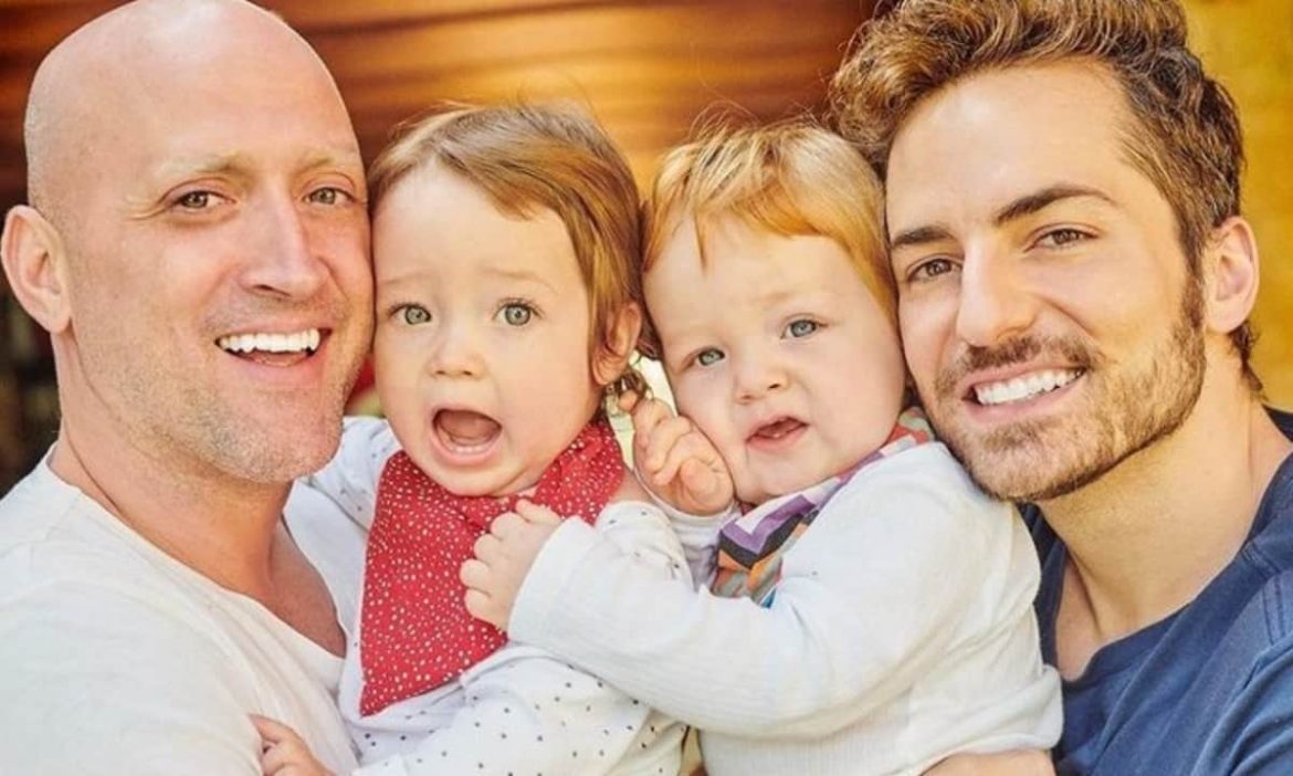 A imagem mostra aulo Gustavo, os filhos Gael e Romeu, e o marido, Thales Bretas