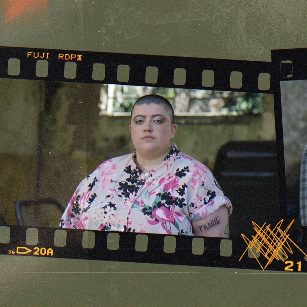 Novo clipe de Ana Vilela cutuca feridas e dá recado sobre empatia. Veja!