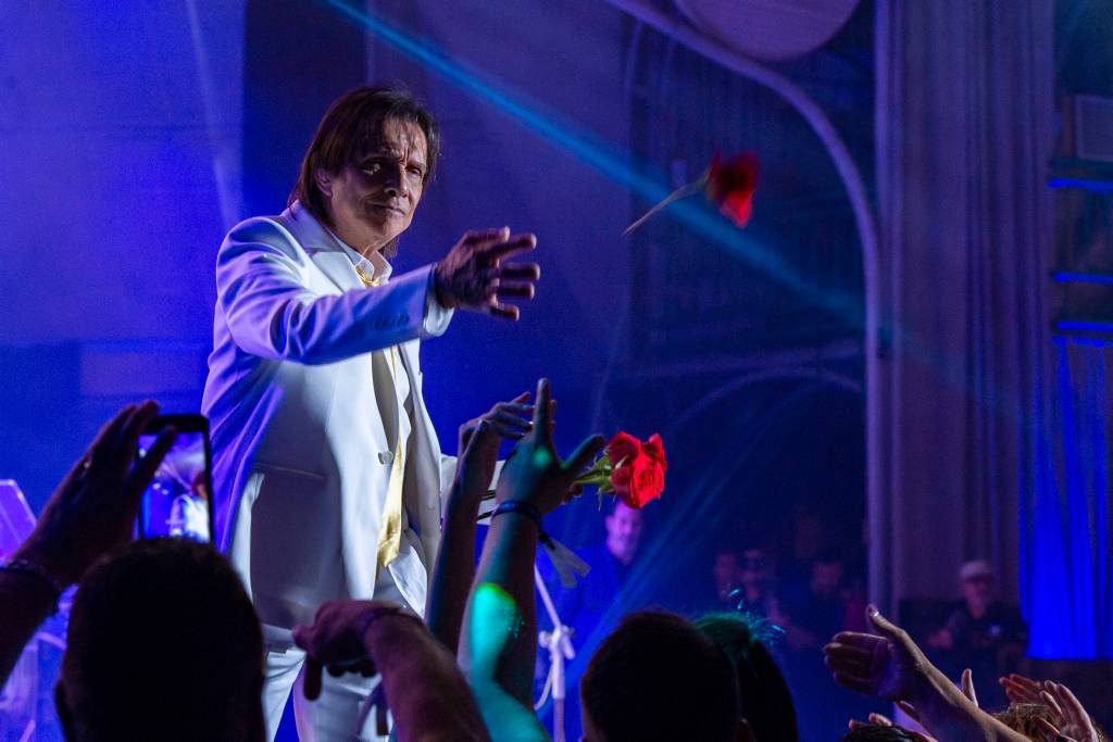 Navio que atracou no Rio com casos de Covid abrigará cruzeiro de Roberto Carlos