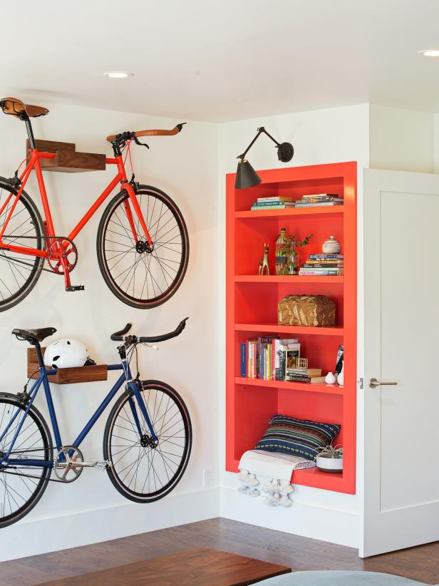 Suporte para bicicleta A imagem mostra duas bicicletas na sala penduraras nos nichos.
