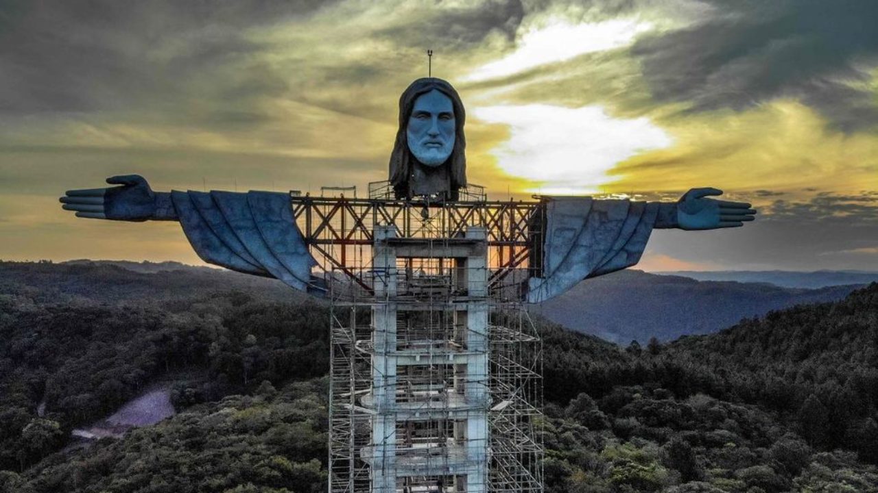 A imagem mostra a construção de uma estátua semelhante a do Cristo redentor