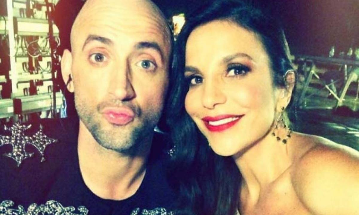 A imagem mostra Ivete Sangalo e Paulo Gustavo abraçados