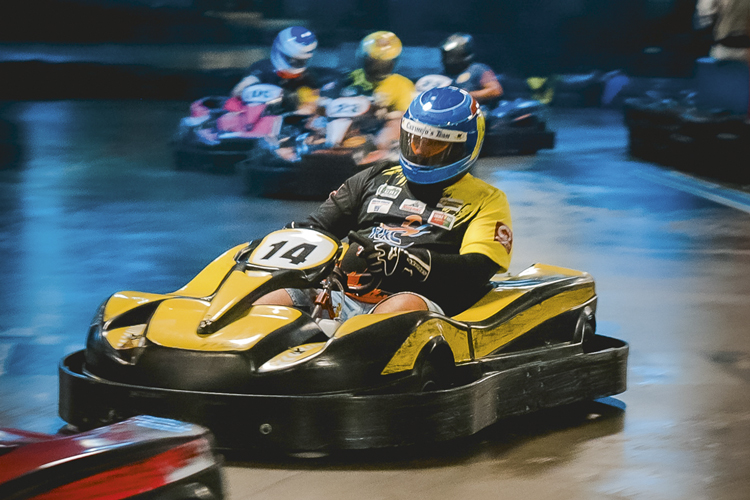 Corrida de Kart num espaço fechado