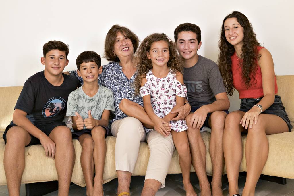 204A9265.jpg Casa cheia: a aposentada Cristina Torres com os cinco netos -