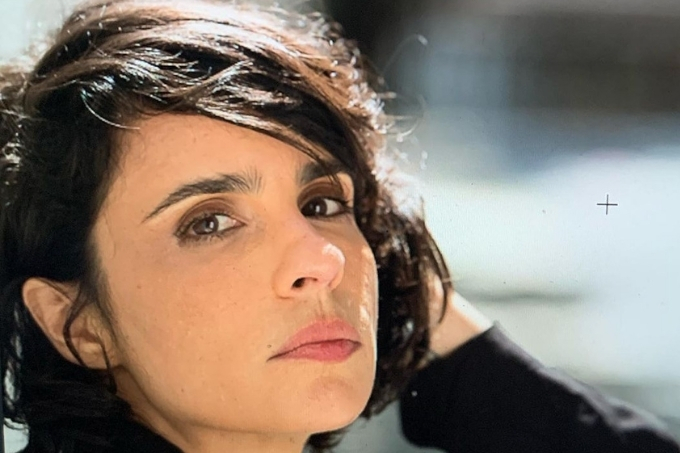 Maria Ribeiro: “Pertenço à gente das artes. Do verbo. Do erro”