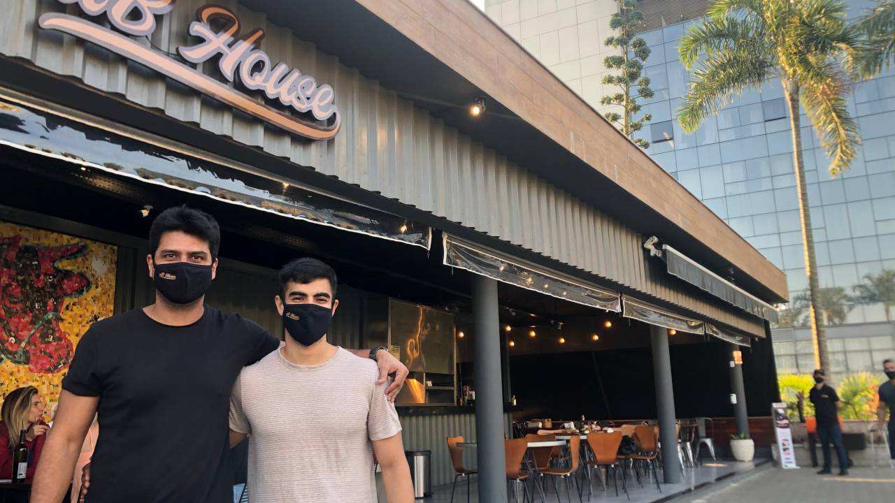 Diego Coelho e Bernardo Carvalho, sócios e amigos na empreitada familiar do dB House